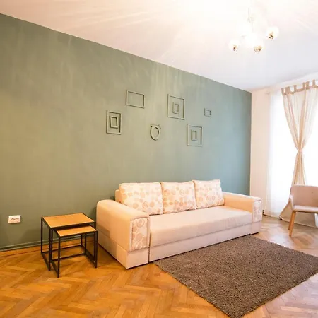 Апартаменти Sunny Old Town Брашов